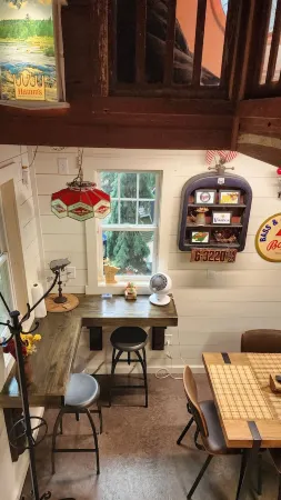 "Charming Five-Bedroom Cottage Destination at Everchanging Seasons