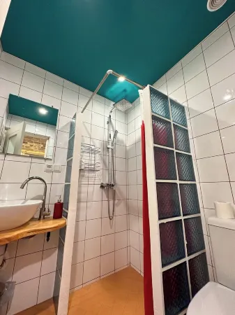 Double-bedroom apartment in downtown, with a wine bar on ground floor