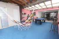 I rent a beach house with a swimming pool, air conditioning, pool table and sauna. Hotels in Matinhos