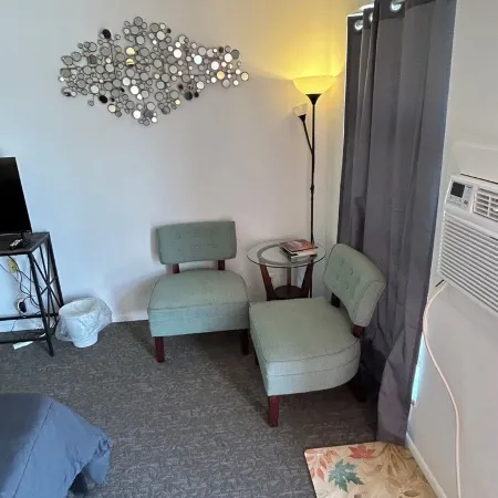 Remodeled two queen bed unit 11 studio with AC, Heat and fast WiFi in Fillmore