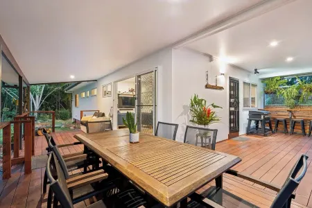 Cockatoo Cottage - Creek Swims, Mount Tamborine & Theme Park Fun!