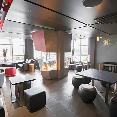 Grand Times Hotel – Aeroport de Quebec Отели рядом с достопримечательностью «Торговый центр Place Ste-foy»
