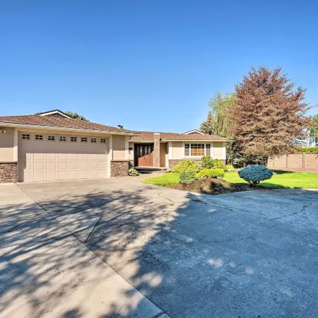 Moses Lake Retreat w/ Salt Water Hot Tub!