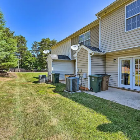 Cozy Greensboro Townhome ~ 7 Mi to Unc Campus