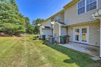 Cozy Greensboro Townhome ~ 7 Mi to Unc Campus - Wifi