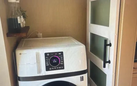 Auburn's Place - Newly renovated 1-bedroom apartment Отели в г. Венсен