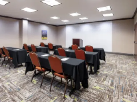 แฮมป์ตัน อินน์แอนด์สวีทส์ เท็กซาร์แคนา โรงแรมในเท็กซาร์คานา