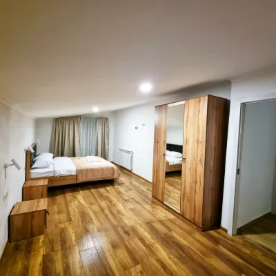 Entire 3 Bedroom Cottage for up to 8 people at Skii Resort and in Nature. فنادق في 