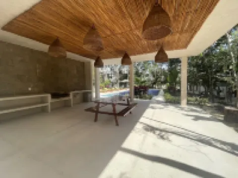 Luxurious villa, 2 swimming pools, 1 gym, quiet location close to the sea