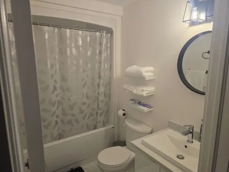 Cozy living room and bedroom apartment in tranquil Riverview with WiFi Отели в г. Ривервью