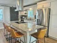 Charming 2-bedroom house in Albany with AC, WiFi Hotels in Albany