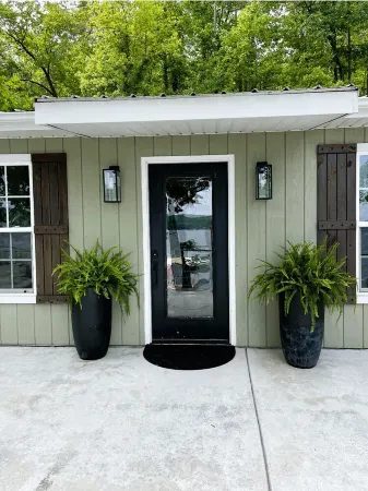 Welcome to "The Lilly Pad" Waterfront Resort Cottage at Smith Lake!