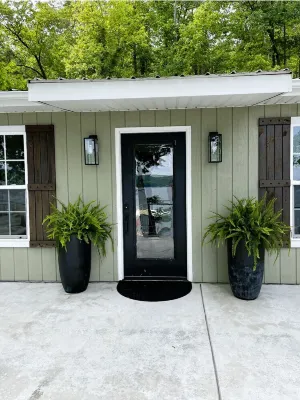 Welcome to "The Lilly Pad" Waterfront Resort Cottage at Smith Lake!