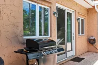 The Tiki House! Heated Pool, Close to the Beach! - Kylpyammeita