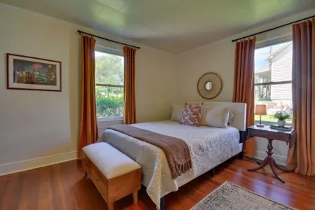 Sleeps 6  ½ Mi to Casino 2bd/1bath  3 Beds