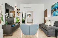 Sleek Apartment With Pool Parking