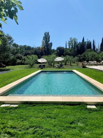 Studio equipped Verde "Au Bout Du Chemin", Domaine de Bournissac, Noves Отели в г. Нов