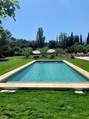 Studio equipped Verde "Au Bout Du Chemin", Domaine de Bournissac, Noves Hotels in Noves