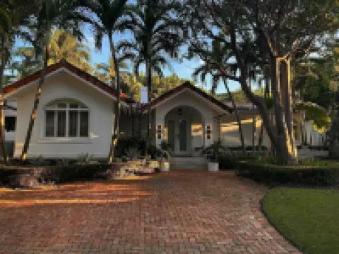 Spacious 5-bedroom house with beautiful backyard with pool in Key Biscayne Hotels in Key Biscayne