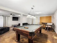 Lake front, spacious & cozy home with entertainment room. Hotéis em Shell Knob