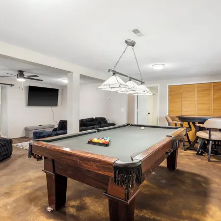 Lake front, spacious & cozy home with entertainment room. Отели в г. Шелл Ноб