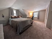 Charming 3-bedroom house with garage in family neighborhood. Hotels in Clay