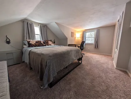 Charming 3-bedroom house with garage in family neighborhood. Отели в г. Клей