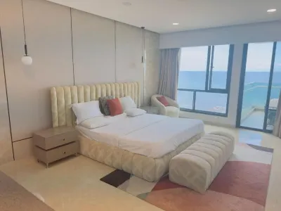 Luxury 3-bedroom seafront apartment, terrace, swimming pool, sports, 24/7 security Các khách sạn ở 