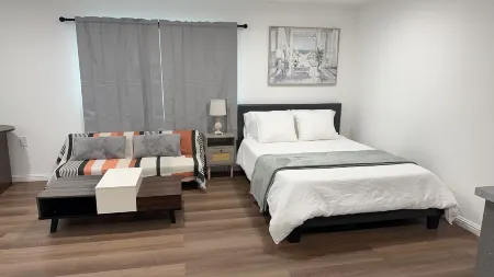 Charming studio in welcoming Glendora with AC, WiFi & full kitchen Отели рядом с достопримечательностью «Парк Финкбинер»