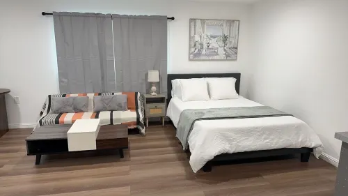 Charming studio in welcoming Glendora with AC, WiFi & full kitchen