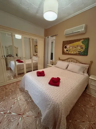 The Almazán. Quiet house with interior courtyard, close to the center and routes.