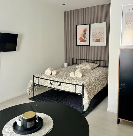 Studio with private courtyard 3 minutes from downtown Cambrai Отели рядом с достопримечательностью «La Caserne»