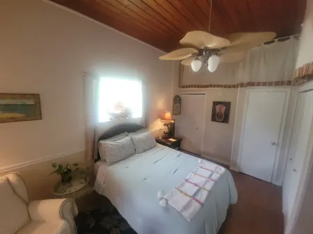 Private Garden Efficiency in Downtown Ocala. Close to Silver Springs.