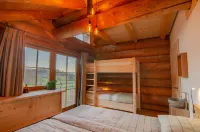 Beautiful wooden house with mountain views Hotels in Seeboden