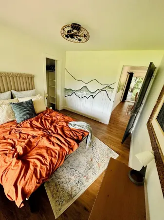 The Grandview: Luxe Home w Mountain Views Отели рядом с достопримечательностью «White Rabbit Fine Arts Gallery»