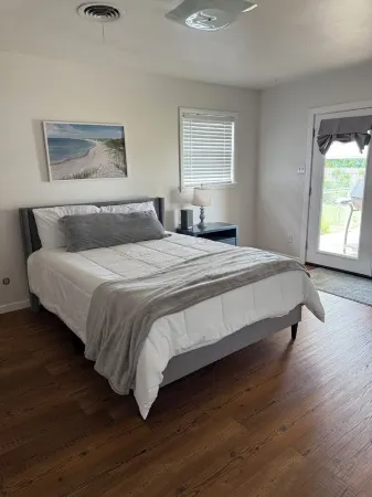 Charming 2-bedroom house in serene Clovis with WiFi, AC, newly renovated. Отели рядом с достопримечательностью «Сейнт Бернард Фармс»