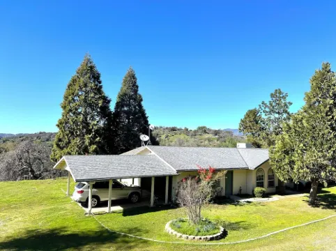 3-bedroom house, beautiful sunset, in Yokuts Valley with WiFi, AC. Pet-Friendly Hotels in Squaw Valley