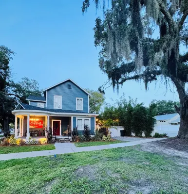 Sunny 5-bedroom Family Central Florida Getaway - AC, WiFi & Private Garden