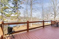 Charming 2-bedroom cabin with AC, WiFi on private lake in Dunlap, Tennessee - Homestays