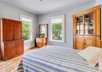 Historic 3-bedroom house with a beautiful garden in oceanfront  Shelburne. Hotels in Shelburne