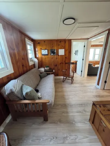 Lakefront 2 Bedroom Cottage Getaway on Chippewa Lake, Michigan
