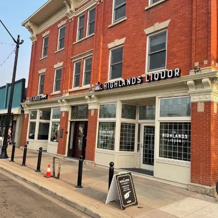 Riverside 4 bdrm w 2 KING beds • 10min DT • Sleeps 8!