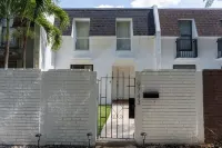 Charming 3-bedroom house with WiFi, AC in quiet Miami neighborhood for families. Hotels in der Nähe von The Falls