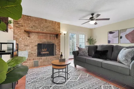 Cozy 2bdr Townhome, King Bed, Pet Friendly, Centrally Located