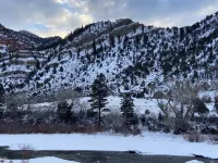 Modern Chalet on the River. Hot Tub, Fireplace , Newly furnished Fishing, Hiking