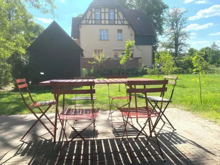 Bright vacation home on Lake Zenssee with fireplace and terrace Отели в г. Лихен