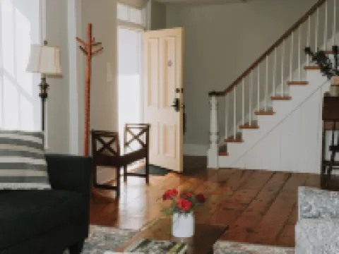 Waterfront catskills farmstay in a 19th Century historic home on an Alpaca Farm アルスターのホテル