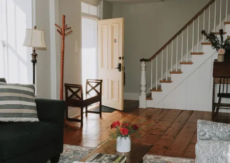 Waterfront catskills farmstay in a 19th Century historic home on an Alpaca Farm