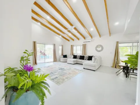 Cozy, Modern, Executive Home 5 minutes from Apia town area