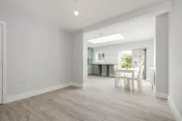 Spacious 4 bedroom very close to train station and town centre